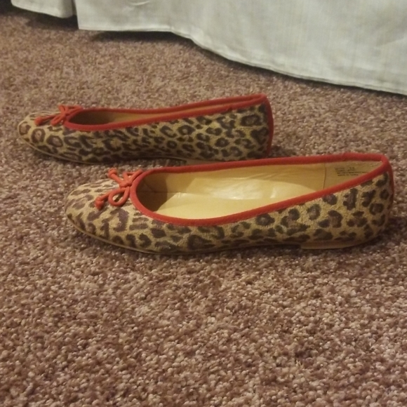 Womens flat - Picture 2 of 3